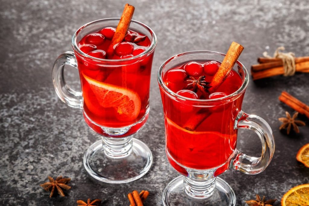 Heißer alkoholischer Punsch mit Preiselbeeren, Zimt und Whisky