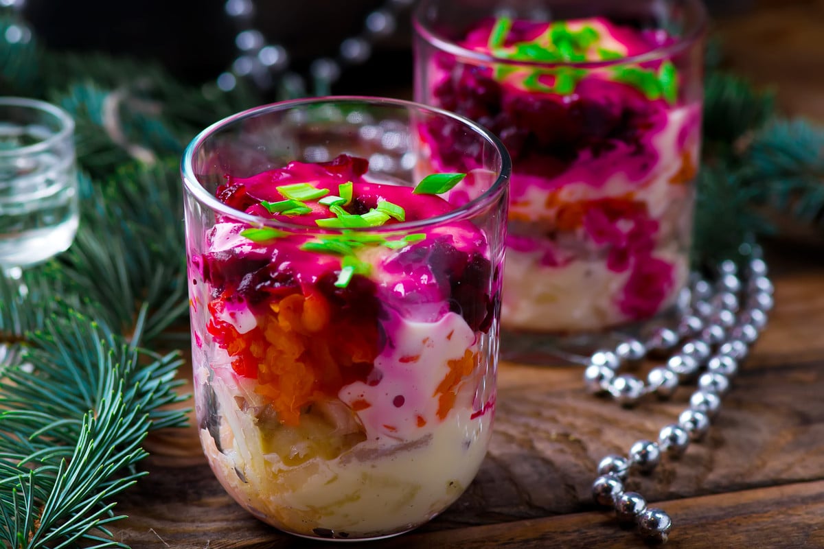 Hering Salat im Glas mit rote Beete