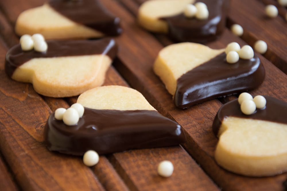 Herz Butterkekse mit Schokolade zum Valentinstag