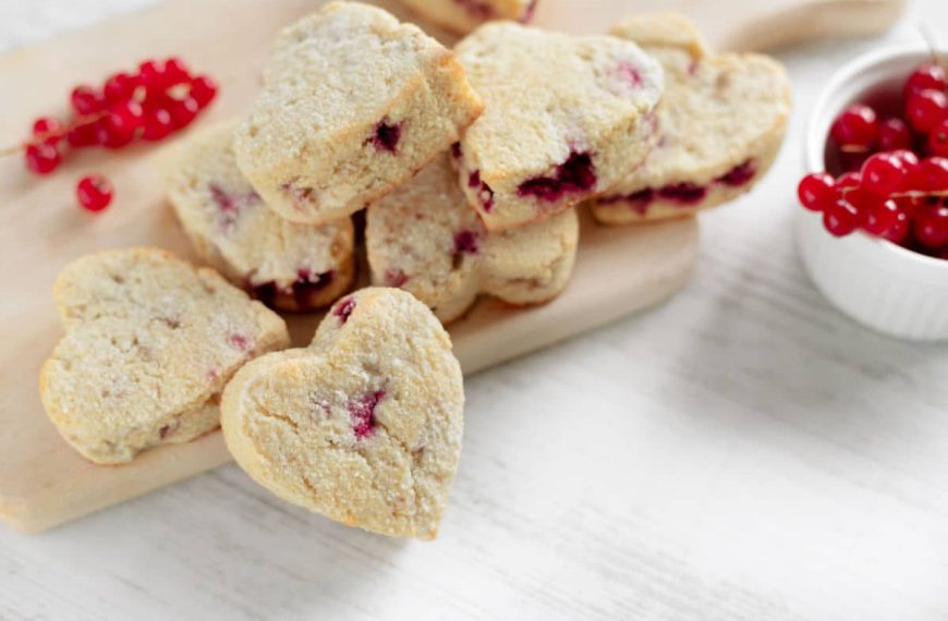 Herz Kekse mit Beeren zum Valentinstag