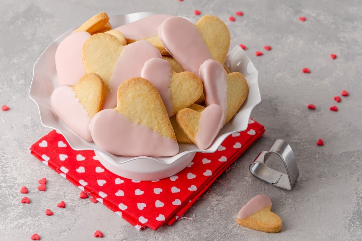 Herz Kekse zum Valentinstag backen - Einfaches Rezept für Plätzchen