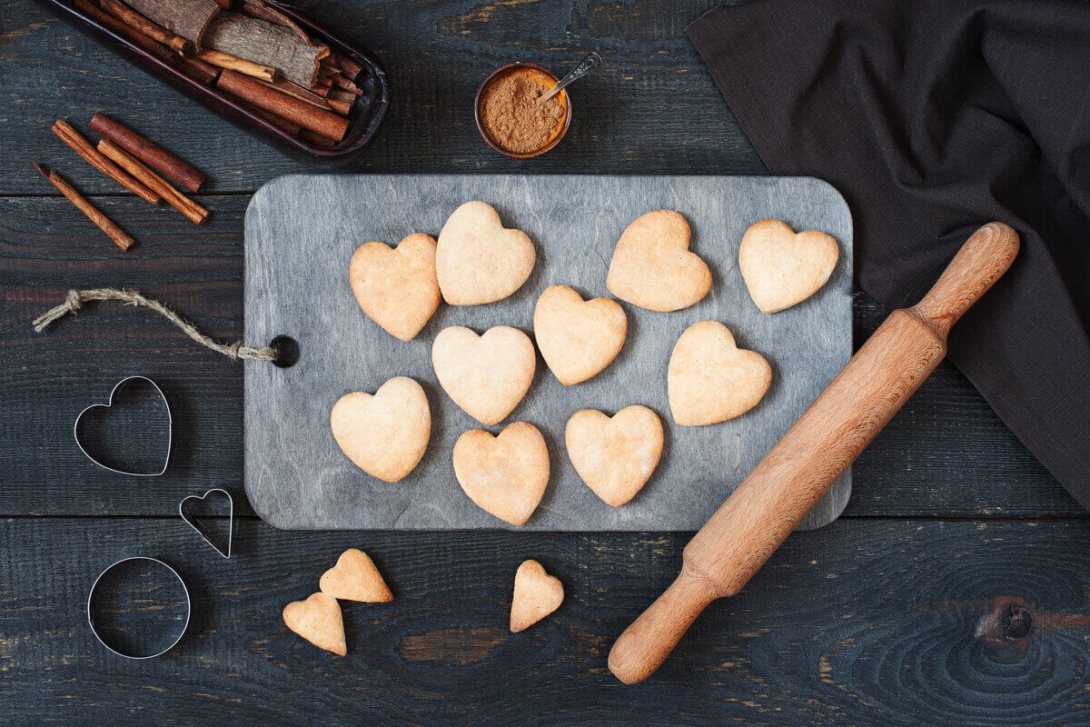 Herz Kekse zum Valentinstag backen - Plätzchenteig mit Sahne und Mehl