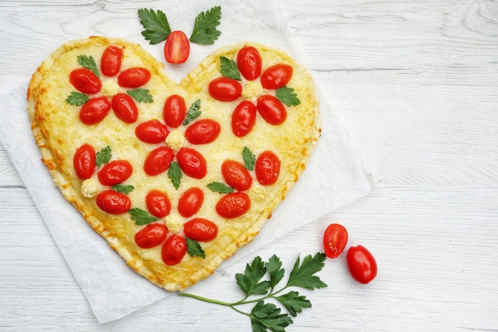 Herz Pizza Margarita mit Tomaten zum Muttertag
