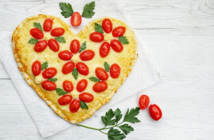 Herz Pizza Margarita mit Tomaten zum Muttertag