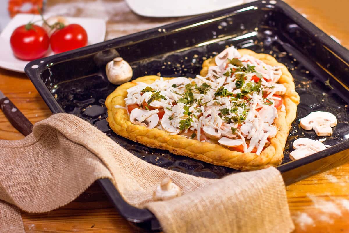 Herz Pizza mit Champignons und Tomaten zum Valentinstag