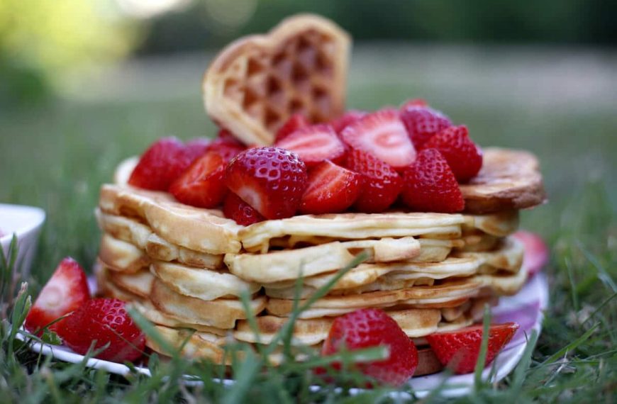 Herz Waffeln mit Sprudelwasser, Öl und Saurer Sahne