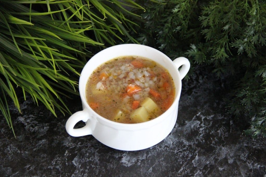 Herzhaft geschmorte Fleischsuppe mit Kartoffeln und Buchweizen