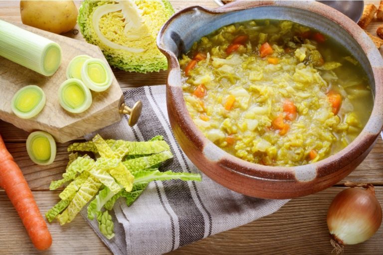 Gebratene Kartoffeln mit Möhren und Porree