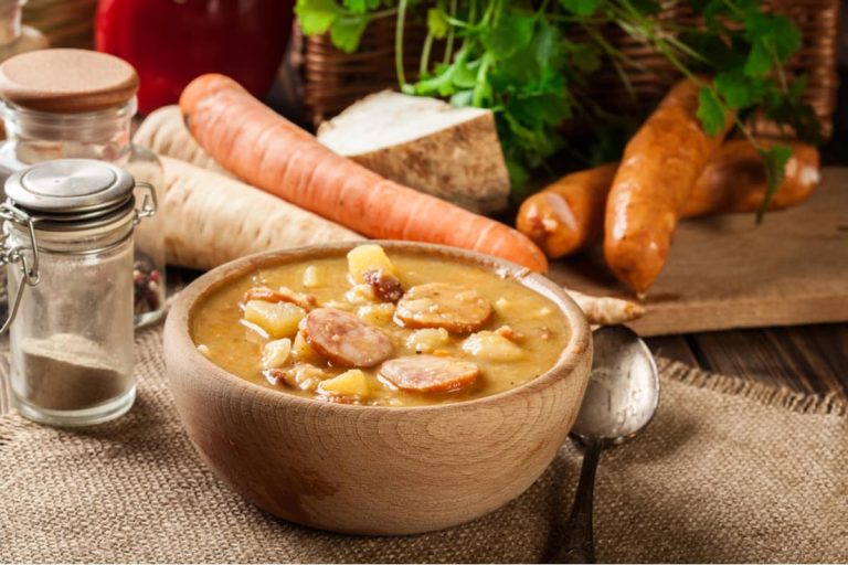 Herzhafte Erbsensuppe mit Bacon, Kartoffeln und geräucherter Wurst