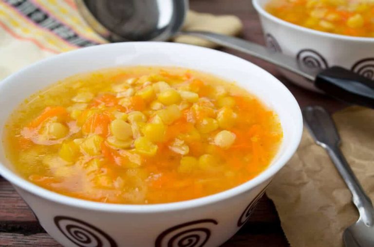 Erbsensuppe mit Spinat, Kartoffeln und Joghurt