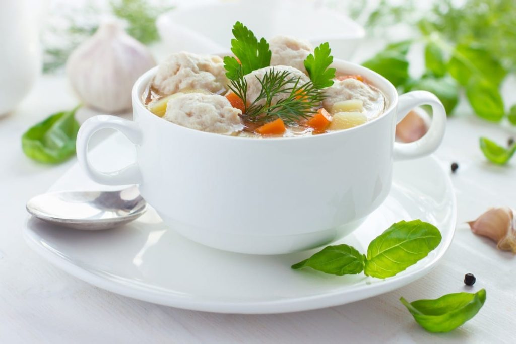 Herzhafte Hackbällchensuppe aus Putenhackfleisch und Gemüse