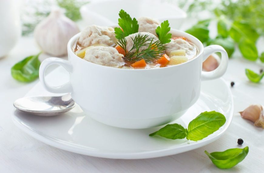 Herzhafte Hackbällchensuppe aus Putenhackfleisch und Gemüse