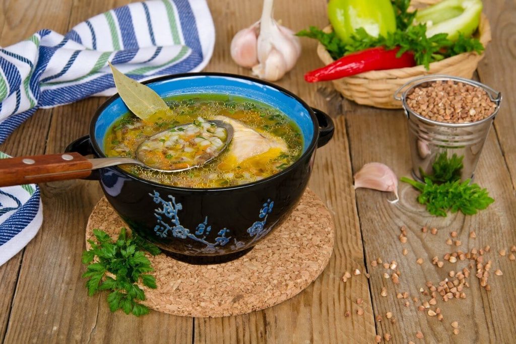 Herzhafte Hühnersuppe mit Buchweizen, Karotten und Kartoffeln