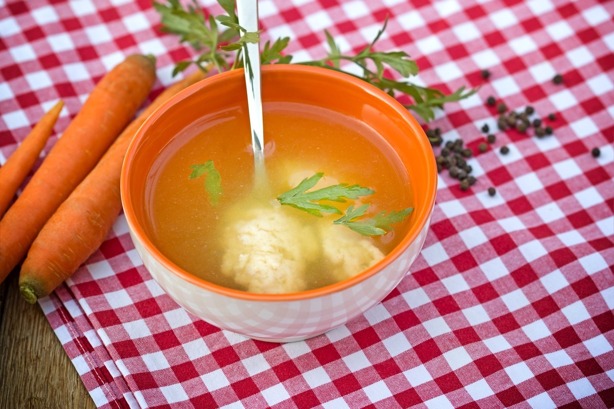 Herzhafte Hühnersuppe mit Grießknödeln, Kartoffeln und Fleisch