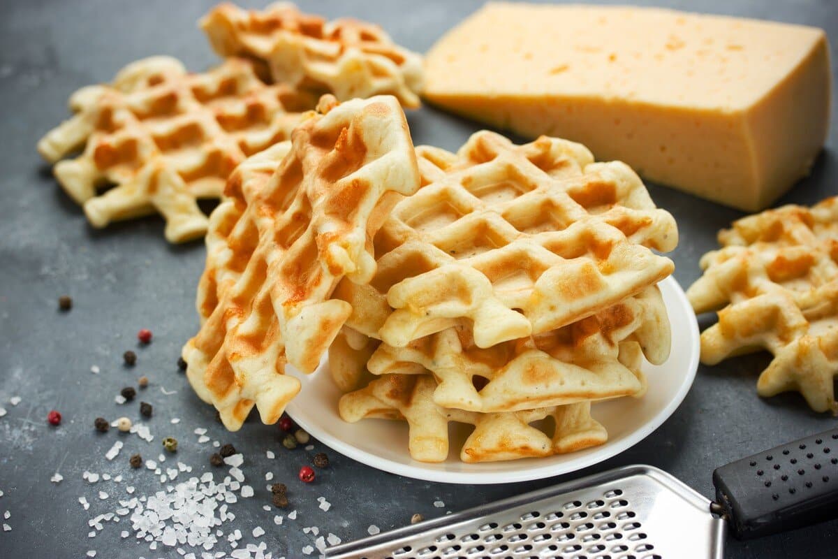 Herzhafte Käse Waffeln mit Eiern zum Brunch