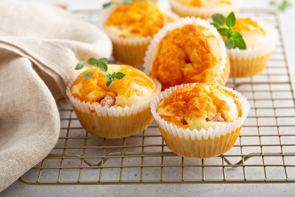 Herzhafte Käsemuffins mit Schinken zum Frühstück