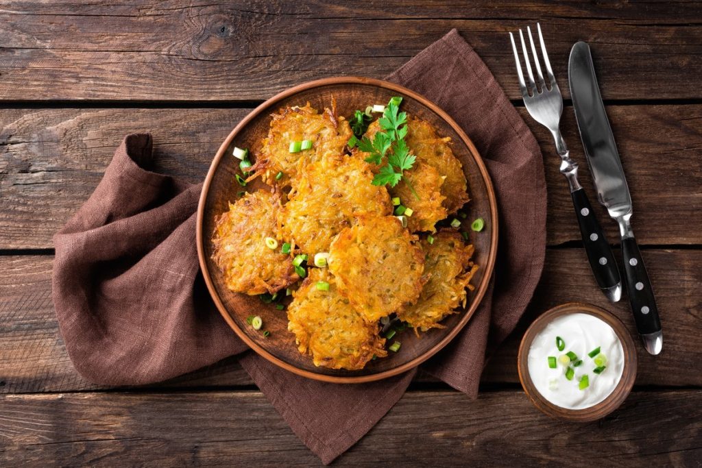 Herzhafte Kartoffelpuffer mit Hackfleisch und Zwiebeln