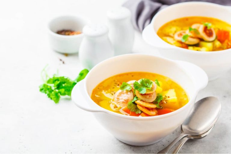 Herzhafte Kartoffelsuppe mit Sellerie und Würstchen