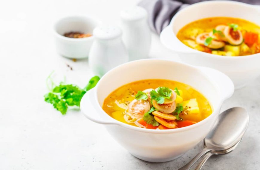 Herzhafte Kartoffelsuppe mit Sellerie und Würstchen