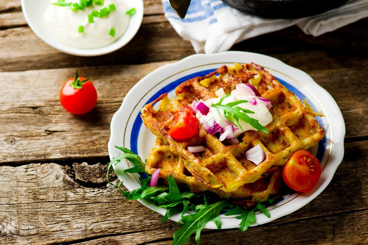 Herzhafte Kartoffelwaffeln mit Zwiebeln