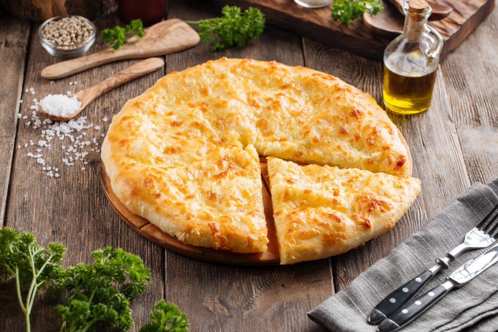 Herzhafte Khachapuri mit Suluguni Käse und Hefeteig