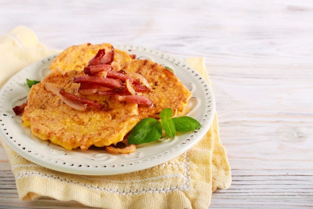 Herzhafte Kürbispuffer mit Käse aus dem Backofen