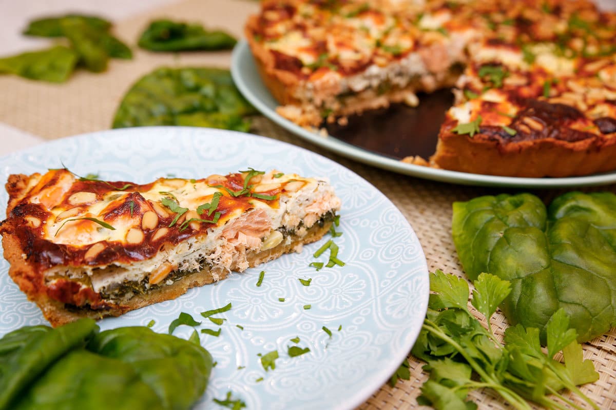 Herzhafte Lachs Quiche mit Spinat, Pinienkernen und Saurer Sahne