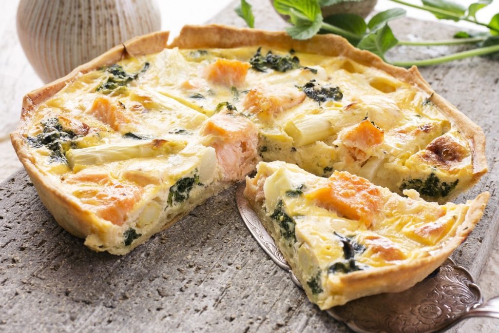 Herzhafte Lachs Quiche mit Spinat und weißem Spargel