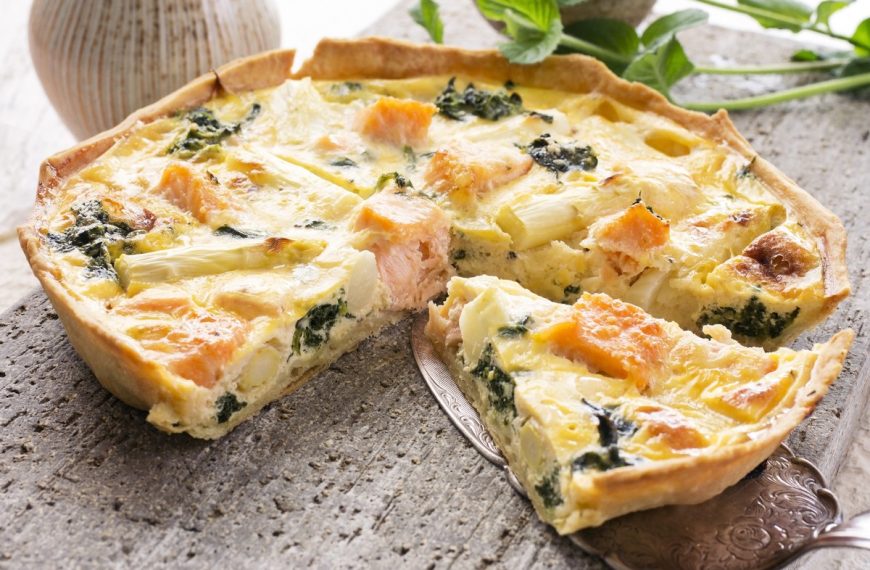 Herzhafte Lachs Quiche mit Spinat und weißem Spargel