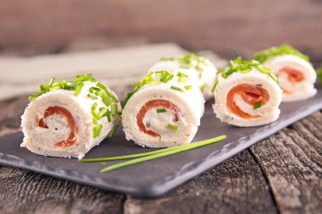 Herzhafte Lachsrolle mit Frischkäse und Toastbrot