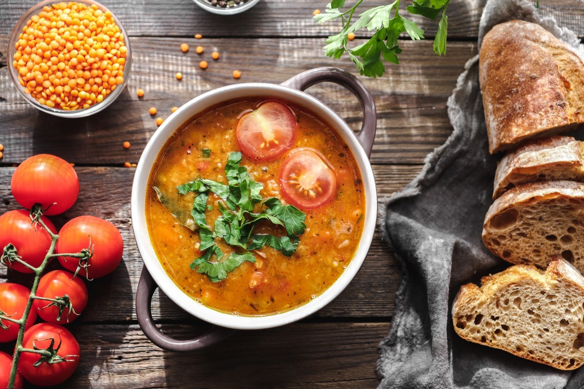 Herzhafte Linsensuppe mit Dosentomaten