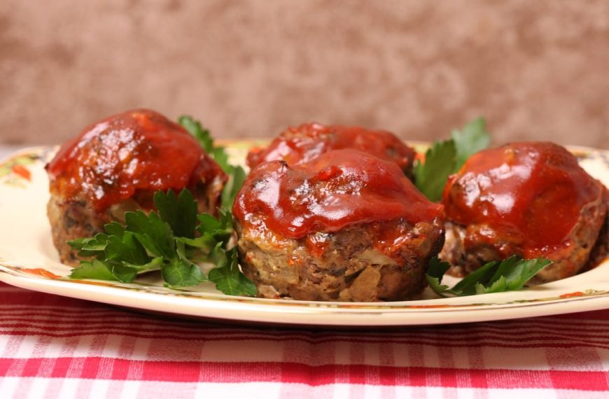 Herzhafte Muffins mit Hackfleisch, Ketchup und Knoblauch