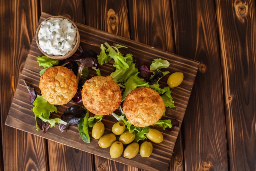 Herzhafte Muffins mit Hähnchenfleisch