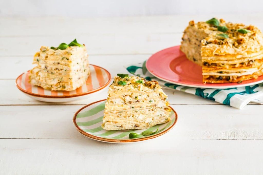 Herzhafte Pfannkuchen Torte mit Hähnchen und Champignons