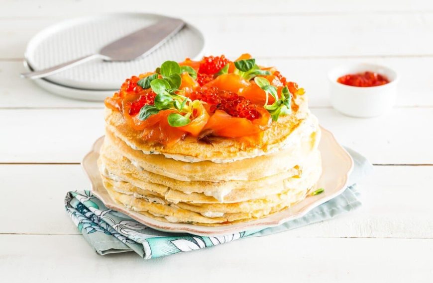 Herzhafte Pfannkuchen Torte mit Räucherlachs, Kapern und Kaviar