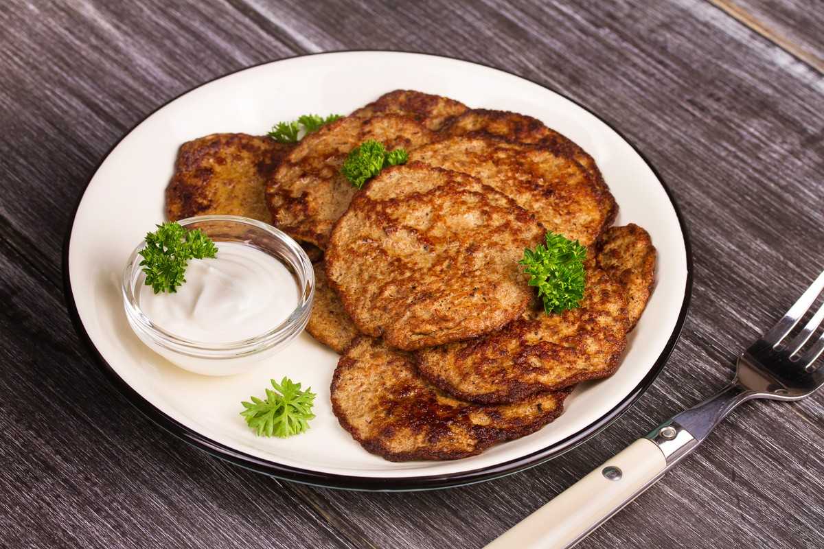 Herzhafte Pfannkuchen aus Leber mit Zwiebeln