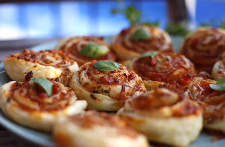 Herzhafte Pizzaschnecken mit Blätterteig mit Bacon