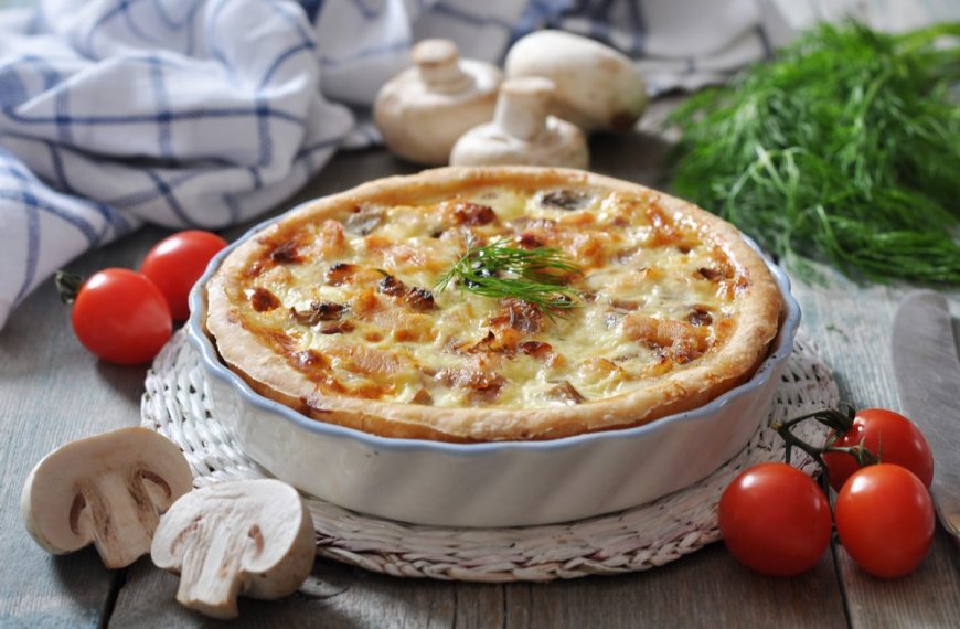 Herzhafte Quiche mit Hähnchen, Champignons und Karotten