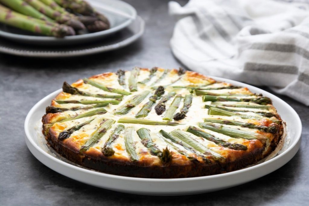 Herzhafte Quiche mit grünem Spargel und Käse