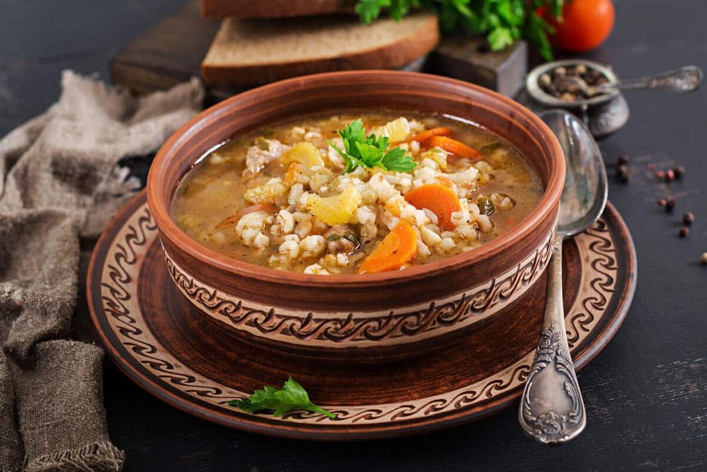 Herzhafte Rindfleischsuppe mit Gemüse und Perlgraupen