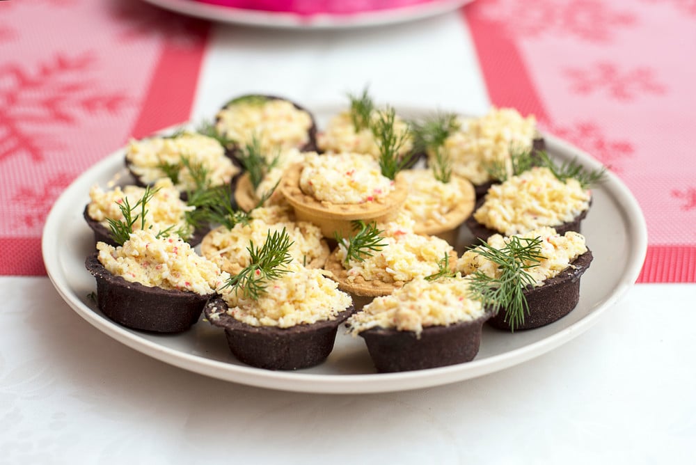 Herzhafte Tartelettes Fingerfood mit Krabbenstäbchen mit Käse