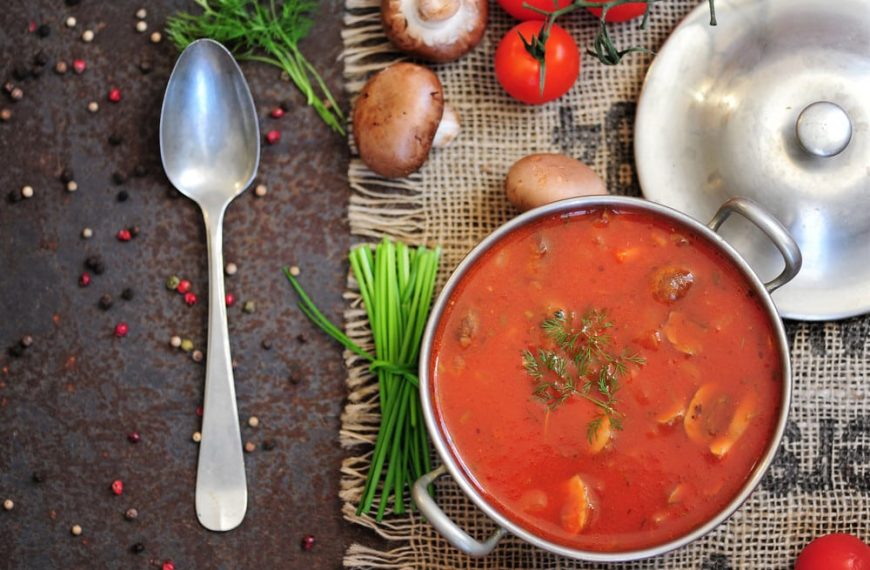 Herzhafte Tomatensuppe mit Hähnchenfleisch, Kohl und Pilzen