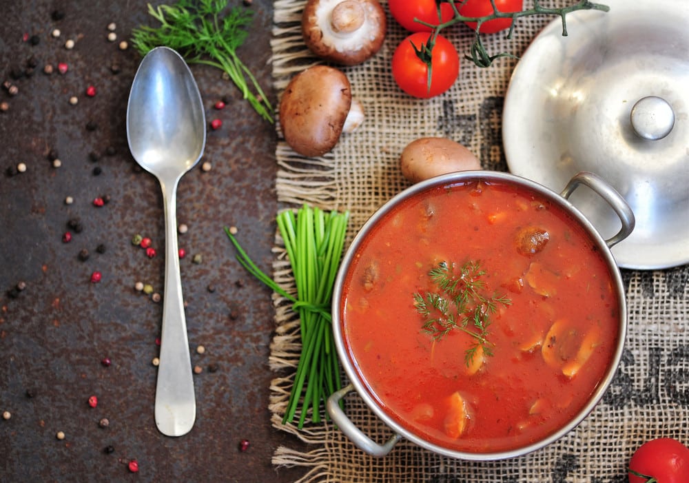 Herzhafte Tomatensuppe mit Hähnchenfleisch