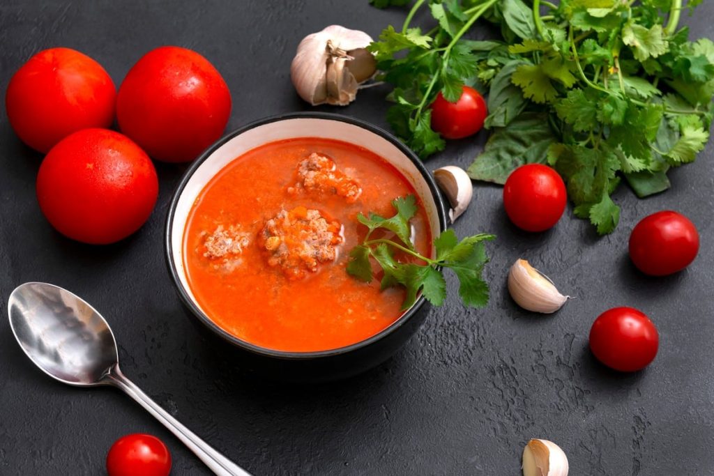 Herzhafte Tomatensuppe mit Reis und Fleischbällchen