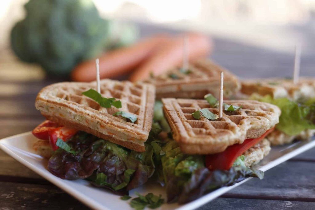 Herzhafte Waffeln mit Brokkoli und Karotten