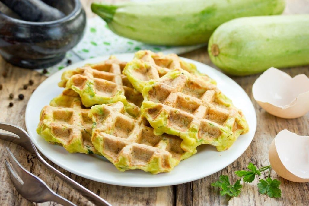 Herzhafte Zucchiniwaffeln mit Parmesan