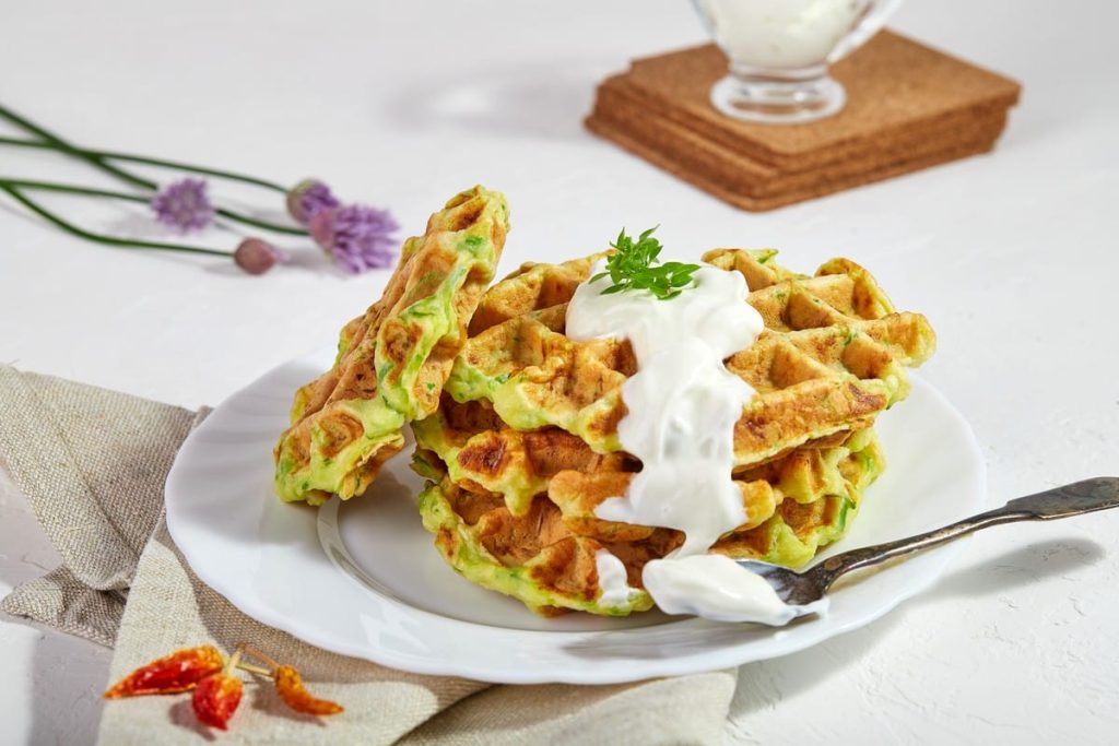 Herzhafte Zucchiniwaffeln mit Zwiebeln und Knoblauch