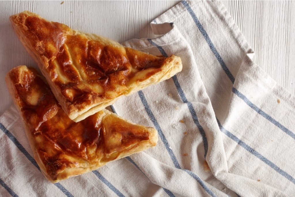 Würziger Blätterteigkuchen mit Schinken und Käse