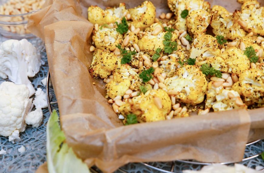 Herzhafter Blumenkohl Curry mit Pinienkernen aus dem Backofen