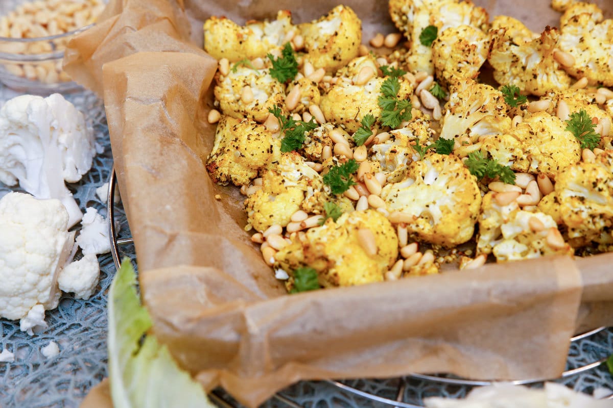 Herzhafter Blumenkohl Curry mit Pinienkernen aus dem Backofen